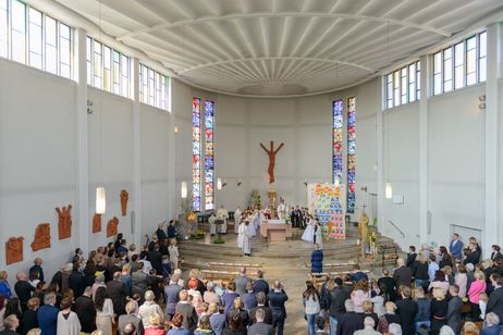Kirchenraum während der Erstkommunion 2017